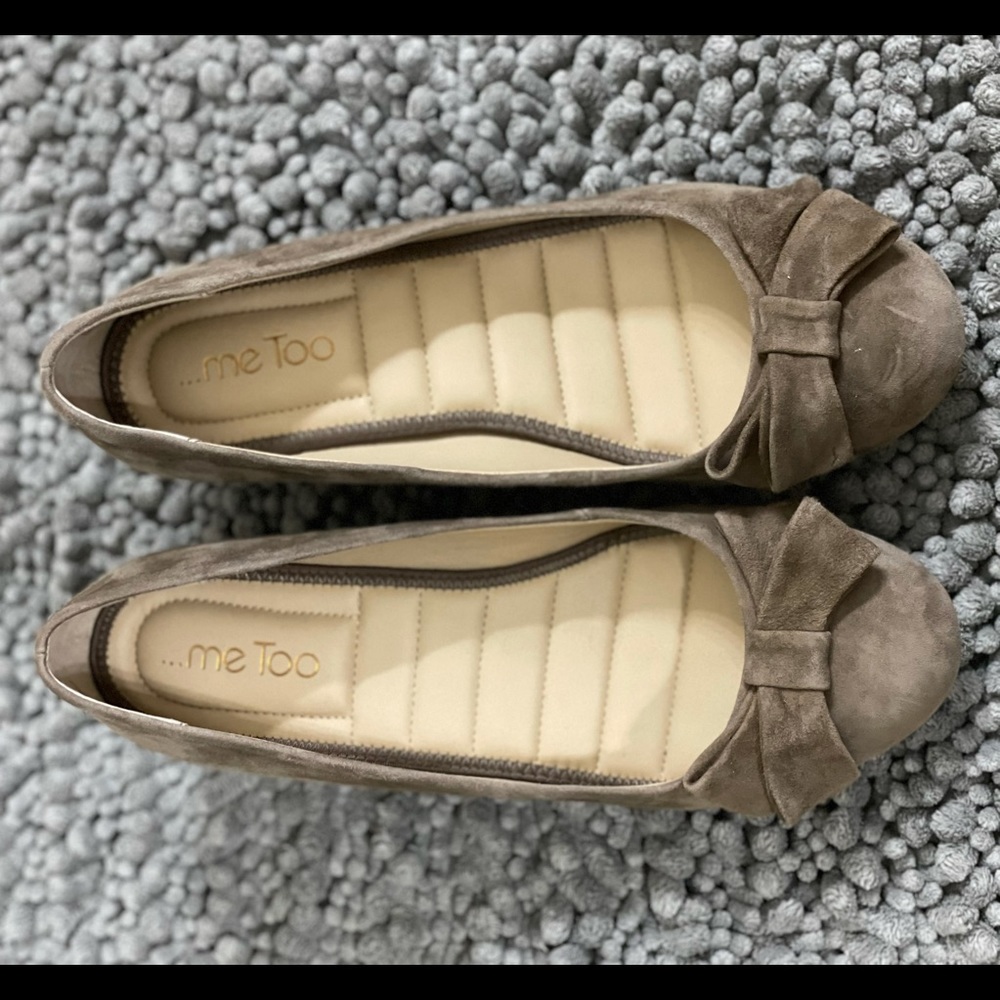 MeToo woman’s wedge heel. Taupe suede. Size 11